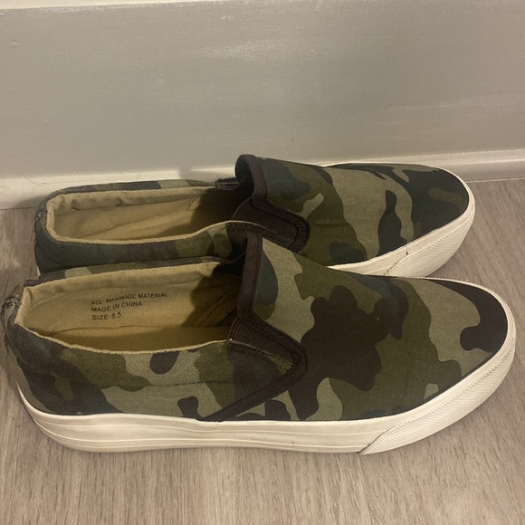 Restricted Army Green Sneakers - Picture 3 of 4